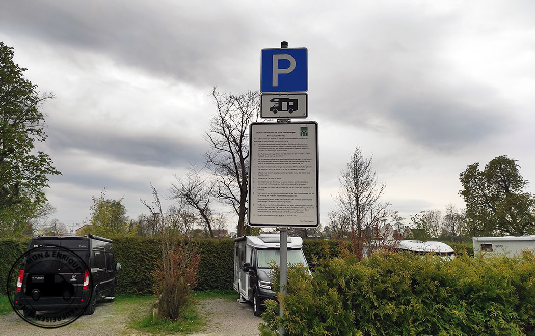 schild mit benutzerordnung wohnmobilstellplatz