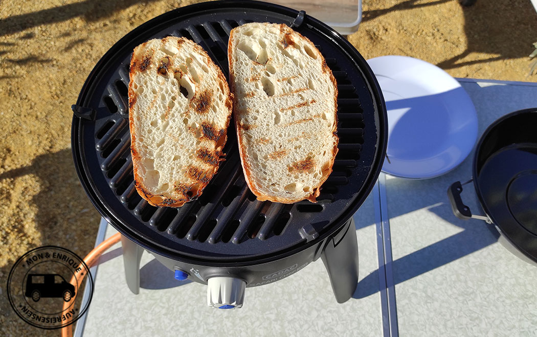 Brot auf Grillfläche