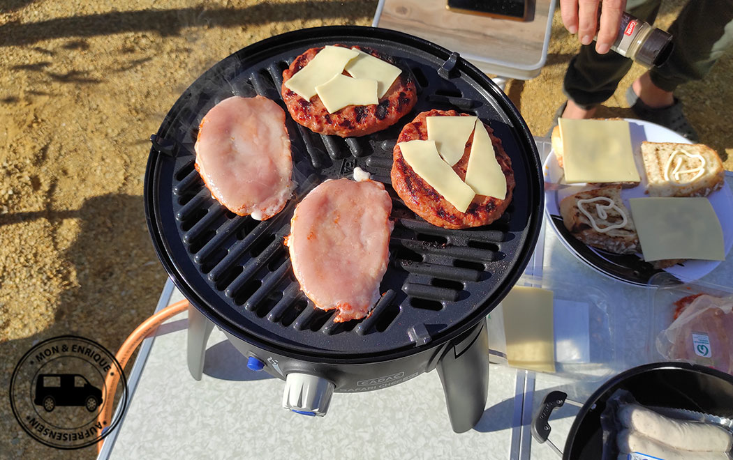 Fleisch auf Grillfläche