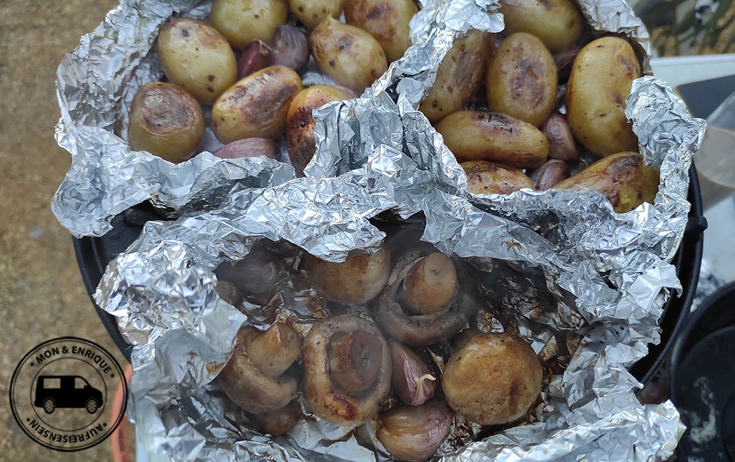 Pilze Kartoffeln auf Grillfläche